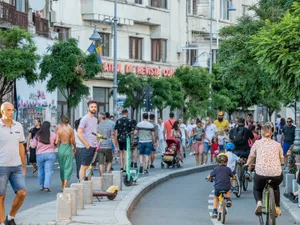 Oameni care merg pe stradă vara - Foto: Profimedia
