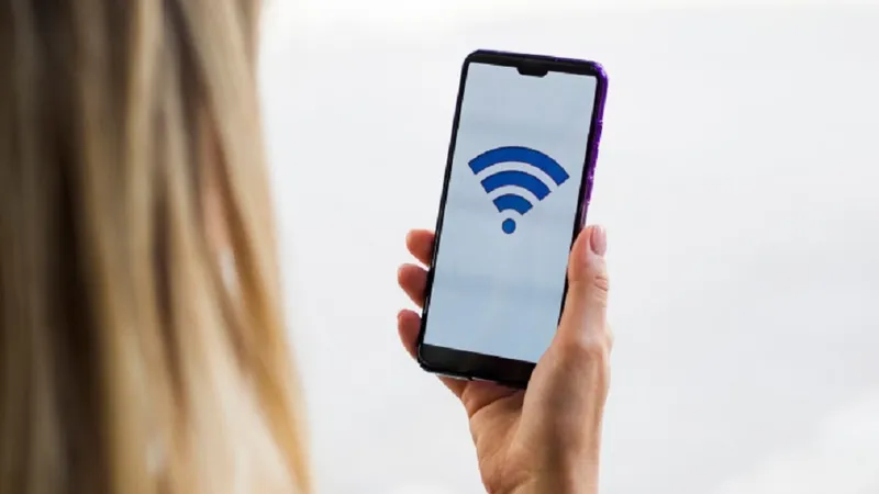 Butonul de pe telefon pe care să-l apeși atunci când pleci de acasă. Altfel datele tale sunt expuse - Foto: freepik (rol ilustrativ)