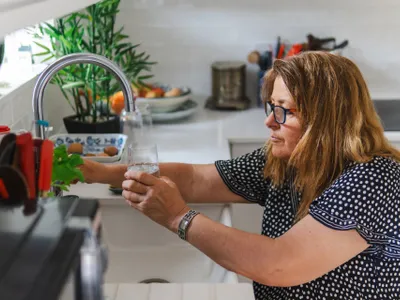 Femeie care bea apă de la robinet Foto: Pexels (imagine cu rol ilsutrativ)