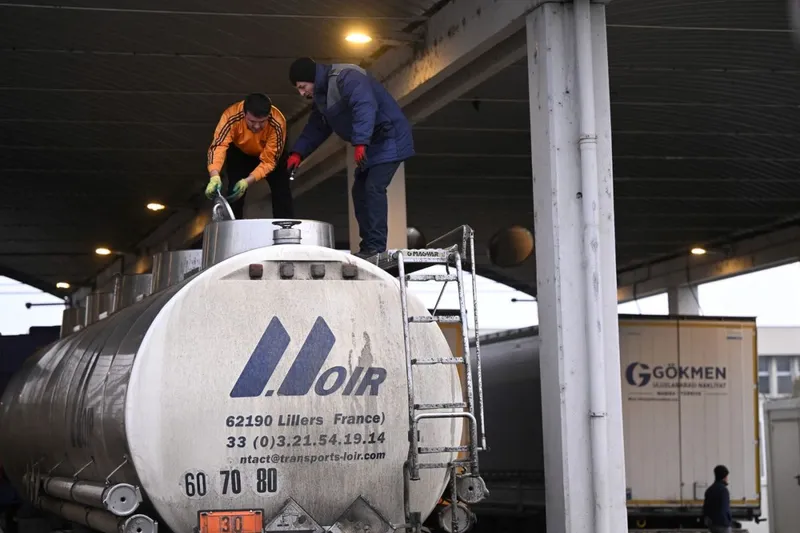 Un poliţist român, în control la frontieră, în Vama Giurgiu - Ruse - Foto: Profimedia Images