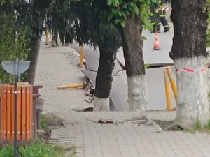 O stradă din Slănic Prahova s-a surpat, mai multe blocuri în pericol. PSD și PNL își aruncă vina - Foto: captură video