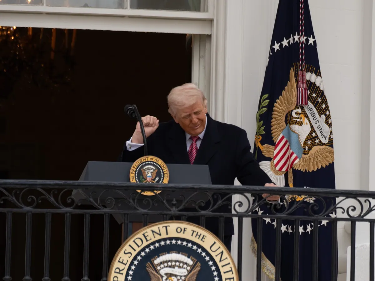 Trump ridică "pumnul victoriei totale” în acordul cu Iranul: SUA vor ajuta la deblocarea Strâmtorii Ormuz