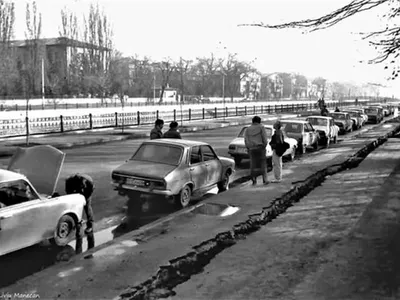 Coadă la PECO-ul din Cotroceni, București, anii ‘80. Foto: Facebook / Liviu Manecan