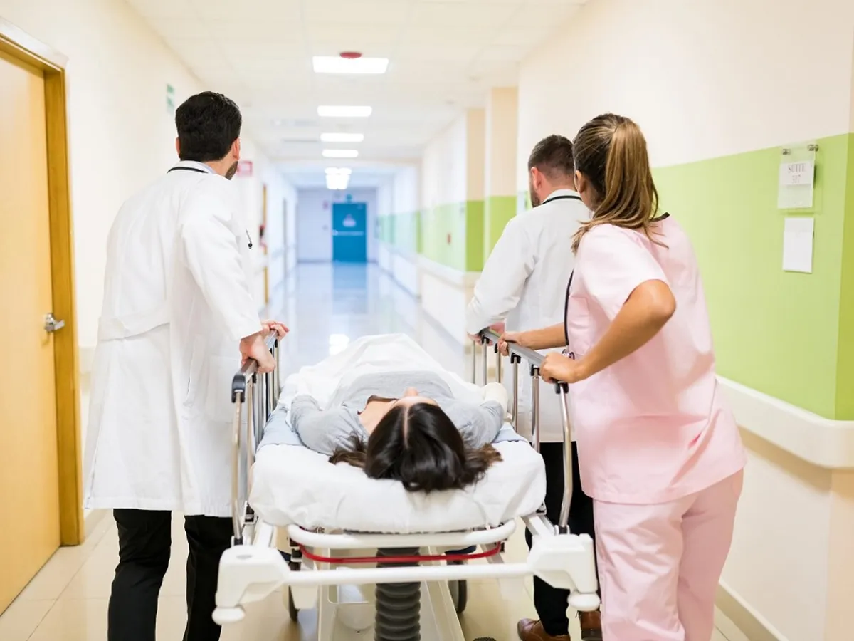 I s-a făcut rău și a chemat ambulanța. Medicul i-a spus să sune „un prieten”. A plătit 300 de lei - Foto: Freepik (rol ilustrativ)