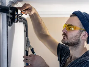 Facturi mari la gaz și curent? Unii români se „descurcă”. 9,9 milioane kWh, furați de la un furnizor - Foto: Freepik (Imagine cu rol ilustrativ)