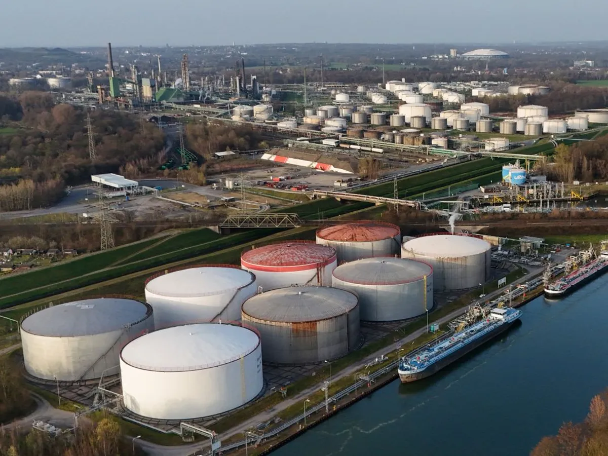 Preţurile petrolului au scăzut cu circa 11% marţi, în jurul nivelului de 85 de dolari