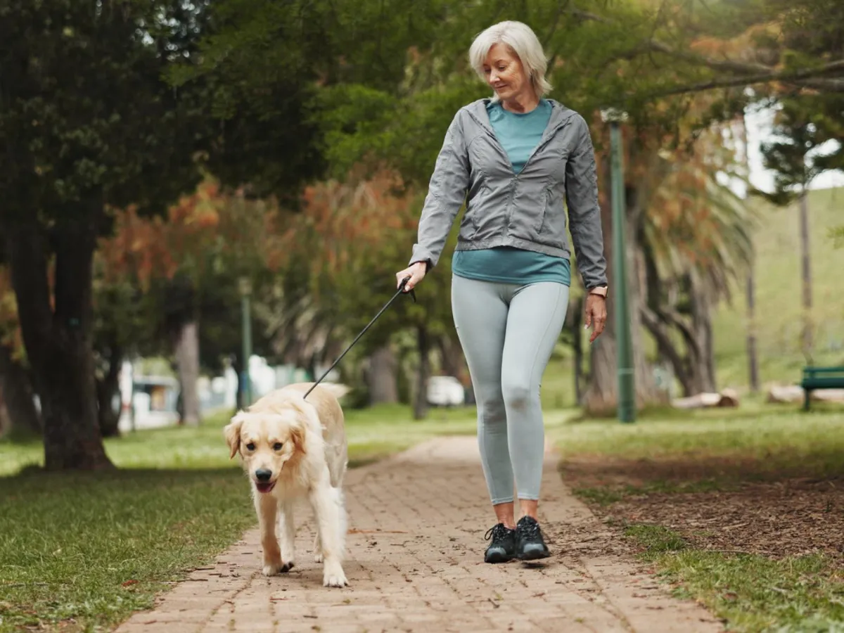 Pensionară la pensie în parc - Foto: Freepik