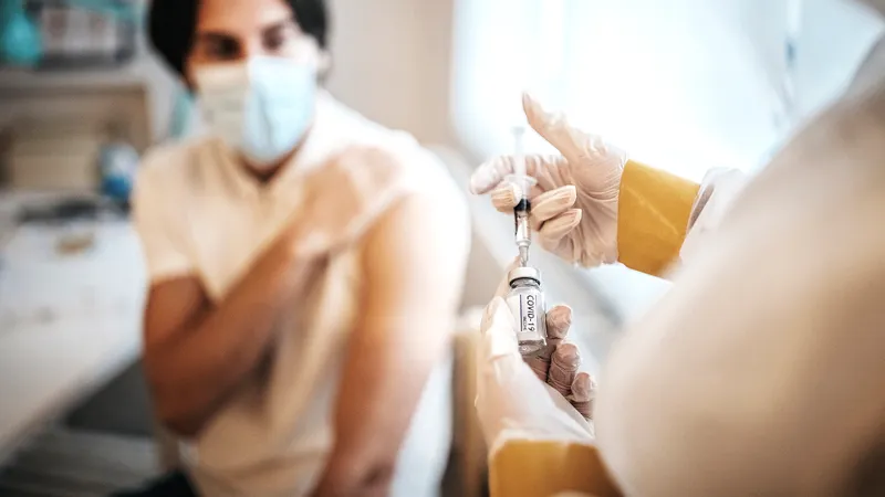 Rata de vaccinare anti-COVID abia a ajuns la circa 28% în România. / Foto: mindcraftstories.ro