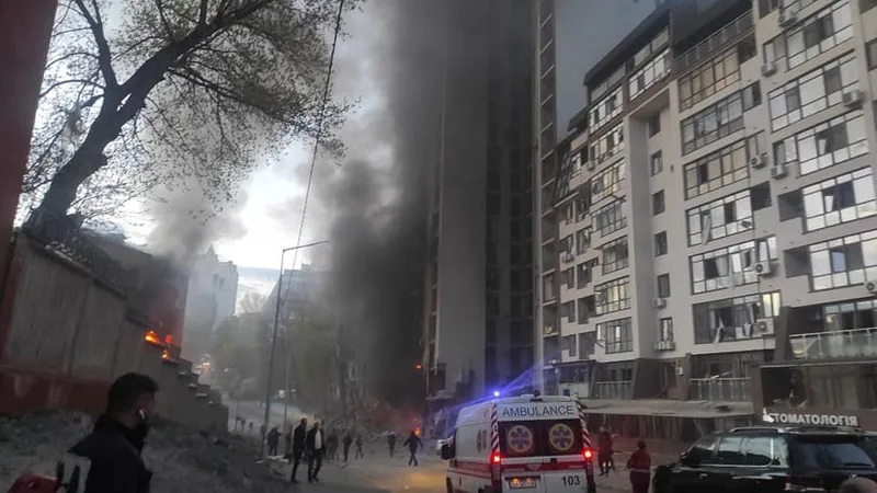 Zece persoane au fost rănite în urma unui atac cu rachete rusești asupra Kievului/FOTO: Facebook/ДСНС України