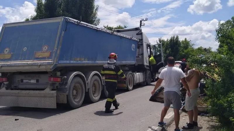 Accident cu 16 persoane, la Butimanu. Un TIR a acroșat o dubă și a proiectat-o într-o căruță. / Foto: targovistenews.ro, Facebook