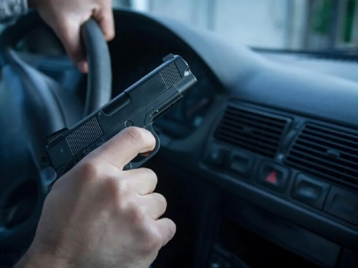 Pistol în mașină-Foto: freepik (rol ilustrativ)