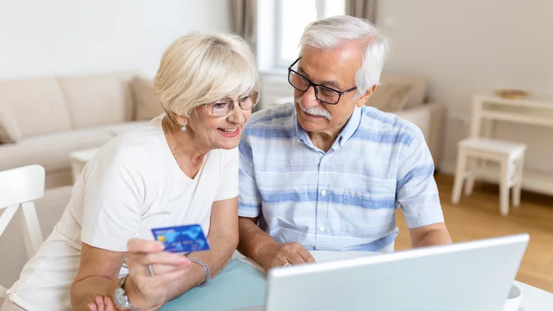 Cine va primi pensie mai mică pe card în octombrie? Când intră banii pentru 2.500.000 pensionari? Foto: Freepik (fotografie cu caracter ilustrativ)