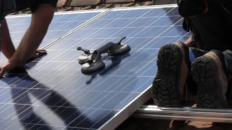 Românii cu panouri fotovoltaice produc curent cât 3 reactoare de la Cernavodă. Rețeaua nu ține - Foto: PXHere/CC0