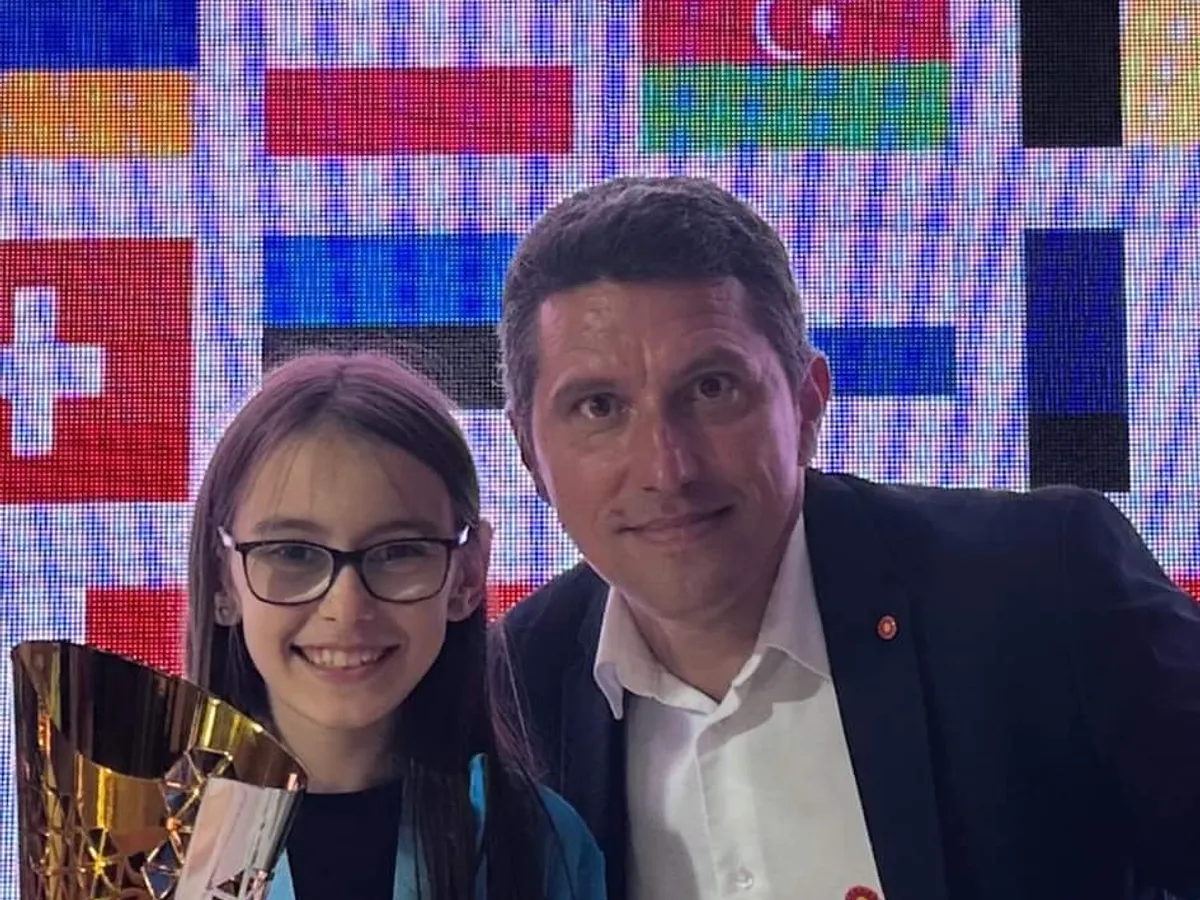 La doar 9 ani, o româncă a uimit lumea șahului din Europa. Maria este din Iași și deja scrie istorie Foto: bzi.ro