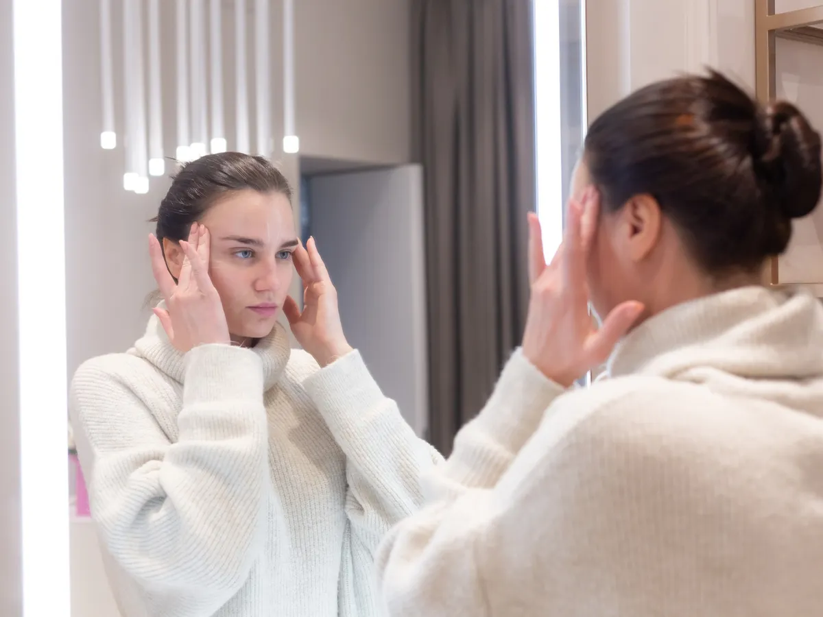 Femeie care se uită în oglindă - Foto: Freepik (Imagine cu rol ilustrativ)