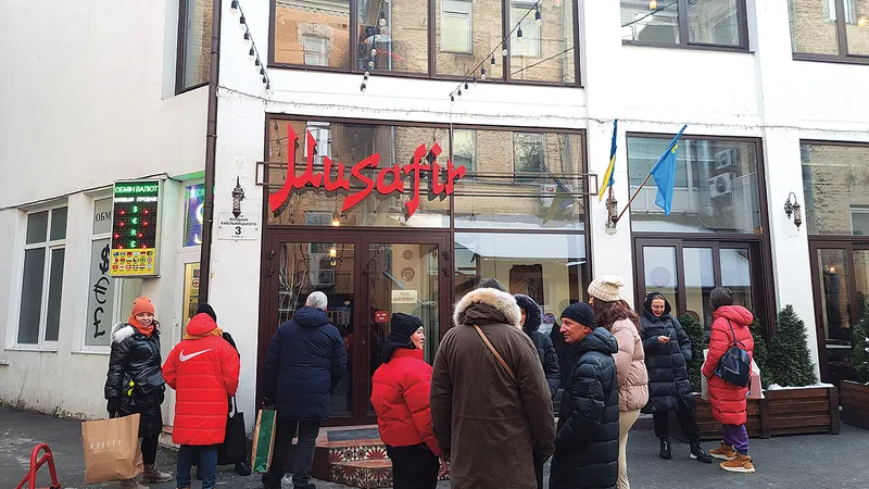 La intrarea în restaurantul Musafir adesea oamenii așteaptă eliberarea unor locuri. Mobilierul și decorațiile de pe pereți sunt cu motive tradiționale tătărești