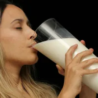 Femeie bând lapte dintr-un pahar foarte mare - Foto: PexelsEngin Akyurt