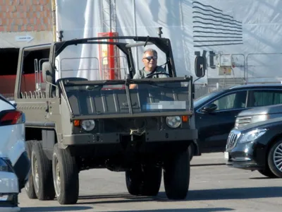 „Regele asfaltului” din Brașov, Marcel Butuza, cu un Pinzgauer 6x6 militar la Mamaia. / Foto: cancan.ro