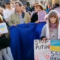 Sute de români și ucraineni protestează în fața Ambasadei Rusiei la București - Foto: captură Facebook