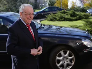 Ion Iliescu a reușit să stea pe marginea patului de spital. Cum se simte fostul președinte? - Foto: Arhiva