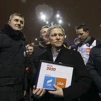 Dan Barna (USR) și Dacian Cioloș (PLUS), la protestele de duminică seară, din Piața Victoriei. Sursa: Inquam Photos - George Călin