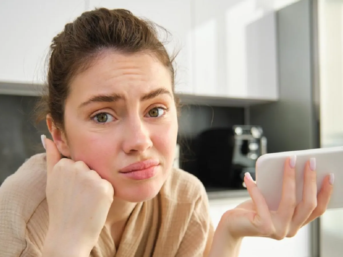 Se întoarce o escrocherie veche pe WhatsApp: „Votează-o pe Elena!”. Avertismentul Ministerului de Interne