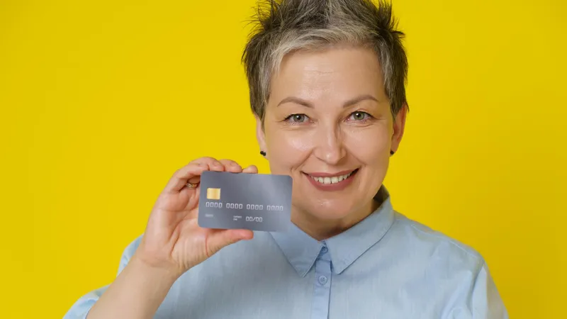 Pensia intră pe card în aceeași zi pentru toți pensionarii în aprilie. Când și care este motivul? - Foto: Freepik