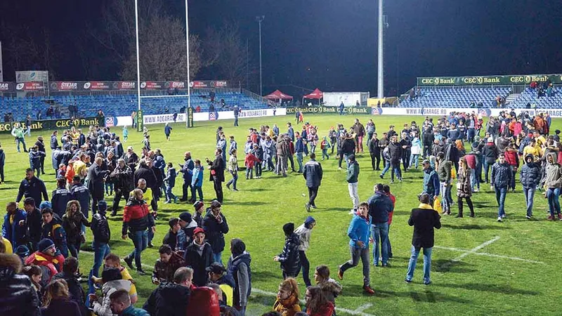 Spectatori și jucători pe stadionul Arcul de Triumf, după victoria României în fața SUA (23-10), în noiembrie 2016