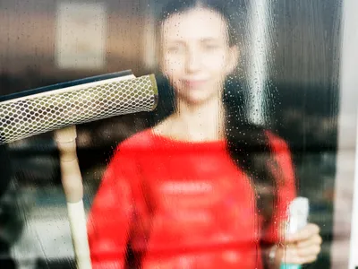 Femeie la fereastră - Foto: Magnific.com (Imagine cu rol ilustrativ)
