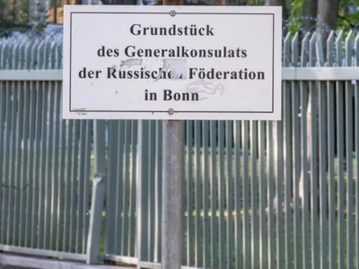 O placă fixată pe gardul Consulatului Rus de la Bonn anunţă că acesta se închide - Foto: Profimedia Images