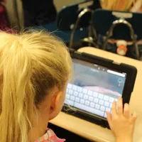 Jumătate dintre copiii ai căror părinți au făcut doar 8 clase nu au avut acces la școala online / Inquam Photo