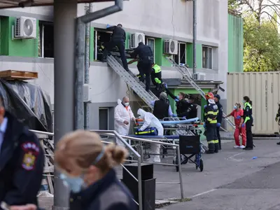 Incendiu la un spital din Târgu Jiu. Un lift a luat foc, zeci de pacienţi şi angajaţi, evacuați/FOTO: Inquam Photos / Costin Dinca