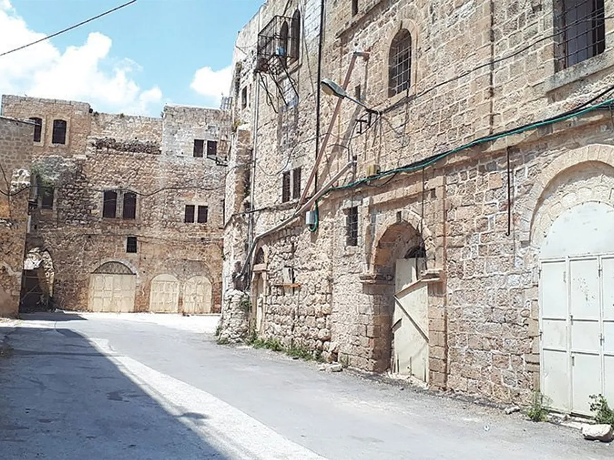 Israelienii au ocupat principala stradă din Hebron, au închis-o și au transformat-o într-o colonie evreiască. Palestinienii au fost nevoiți să își abandoneze magazinele, acum blocate cu porți grele, și locuințele