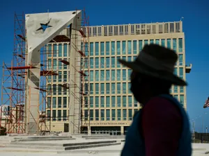 Un uriaş drapel cubanez stilizat, din beton, în faţa Ambasadei americane din Havana. / Foto: newsni.com