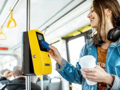 Bucureştenii vor putea plăti direct în autobuz, cu cardul, pentru călătoriile STB/FOTO: Istockphoto.com