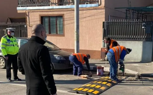 Șapte limitatoare de viteză montate pe strada Mențiunii/FOTO: Facebook/Radu Mihaiu