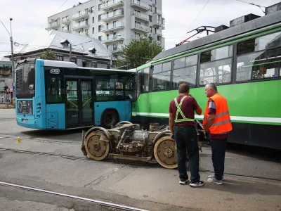 Autobuzele din Capitală spălate pentru 3.000.000€ printr-un contract fără licitație. Curtea de Conturi: Ilegal