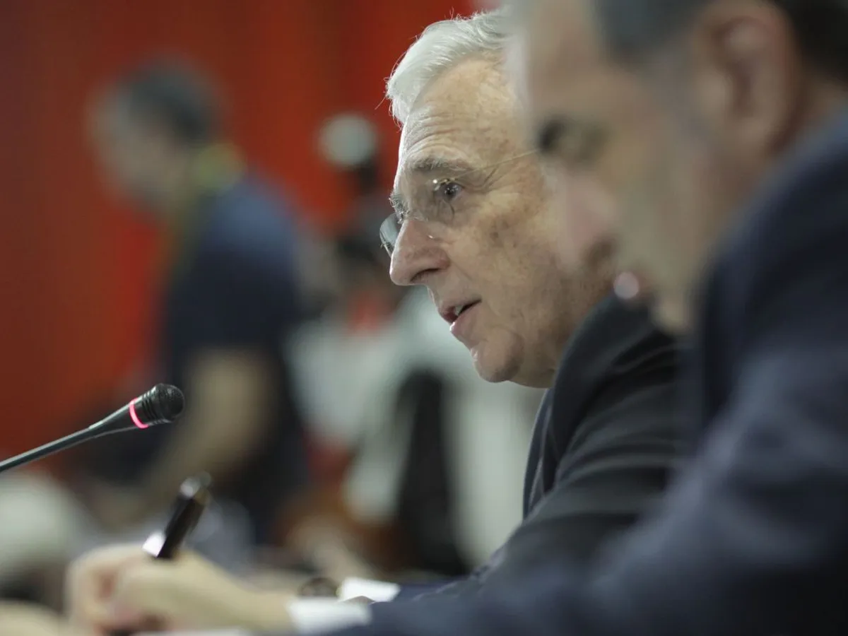 Guvernatorul BNR, Mugur Isărescu, nu consideră premierul tehnocrat o soluţie "Număram zilele ca deţinutul!"