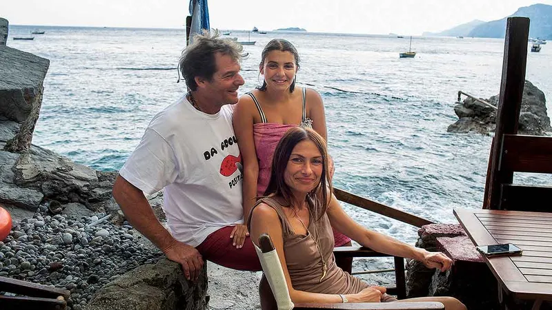 Sergio, patronul Da Adolfo, unul dintre cele mai renumite restaurante de pe coasta Amalfitană, alături de soția și fiica lui, în Positano - Foto: Mugur Vărzariu