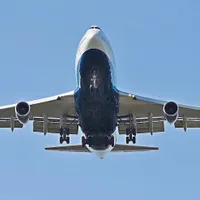 Boeing 747-100  avea puntea superioară mai mică, cu doar trei geamuri pe o parte