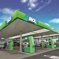 Staţie de carburanţi MOL din Roman, închisă de OPC. Șoferii au alimentat cu apă. Mașinile, stricate - Foto: bzi.ro