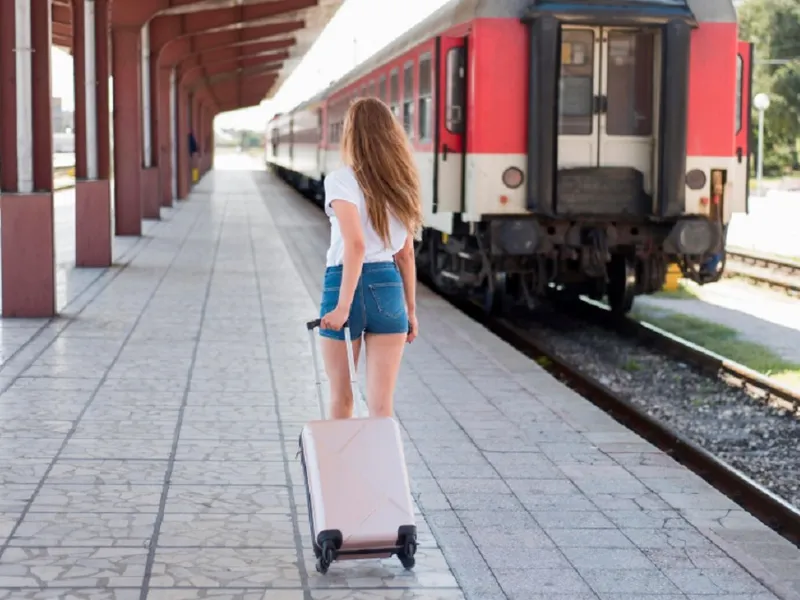 Probleme pe calea ferată. Trenurile au întârziat 200 de minute. Pasagerii primesc banii înapoi - Foto: freepik (rol ilustrativ)