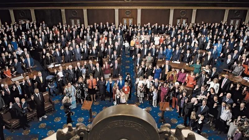 O NOUĂ ZI  Progresiştii solicită acţiune agresivă. În stânga: Membrii depun jurământul în timpul şedinţei de deschidere al celui de-al 116-lea Congres  de pe 3 ianuarie