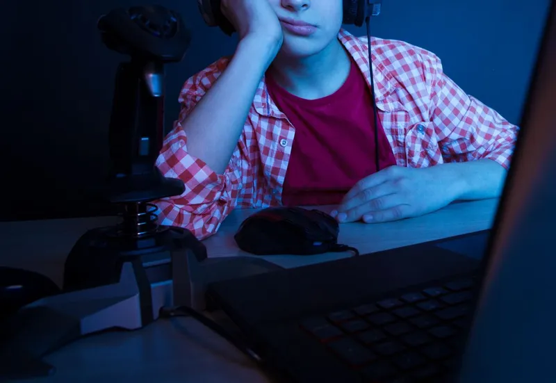 Copil plictisit după ore de jucat online - Foto: Magnific.com/LipikStockMedia