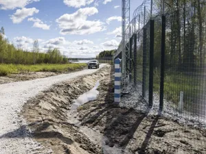 O mașină a Poliției de Frontieră Finlandeze, la gardul de recent construit - Foto: Profimedia Images