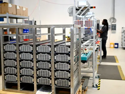 Fotovoltaicele profită de o a doua viaţă bateriilor uzate provenite de la automobilele electrice - Foto: Profimedia Images (imagine cu rol ilustrativ)