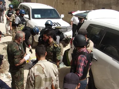 Experți în arme ai ONU și luptători ai opoziției în Ghouta, inspectând locul unde au căzut bombele chimice ale lui Assad - Foto: Profimedia Images (imagine cu rol ilustrativ)