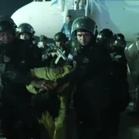 A început deportarea cetățenilor străini din SUA. 200 de persoane din Venezuela au plecat cu poliția Foto: captură ProTV