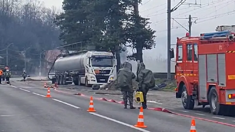 Scurgeri de acid sulfuric dintr-o cisternă pe un drum național. Întreaga zonă a fost evacuată - Foto: ISU Prahova