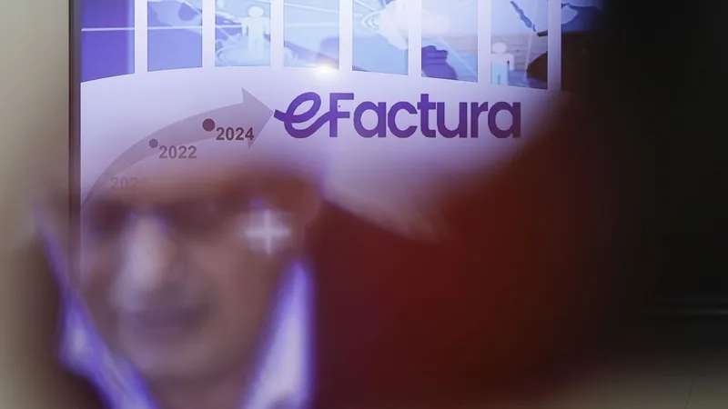 O nouă funcţie a fost adăugată la sistemul e-factura, dar mai sunt probleme - Foto: INQUAM PHOTOS / Octav Ganea